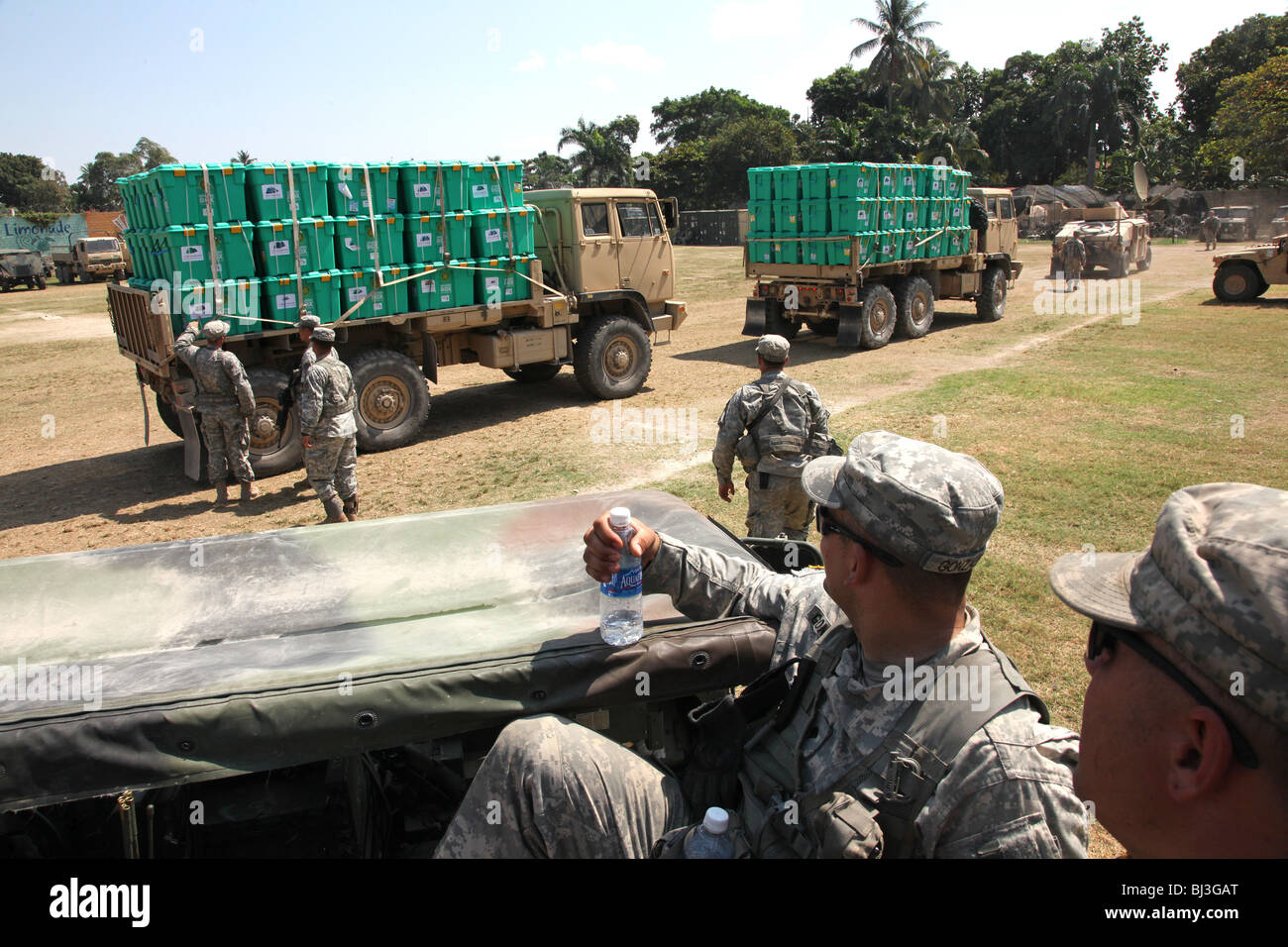 Soldiers of the 82nd Airborne, US Army distribute aid in Port au Prince, Haiti following the earthquake of January 2010 Stock Photo