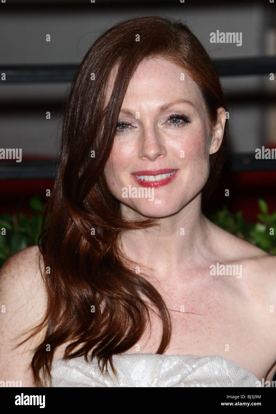 JULIANNE MOORE VANITY FAIR OSCAR PARTY 2010 LOS ANGELES CA USA 07 March
