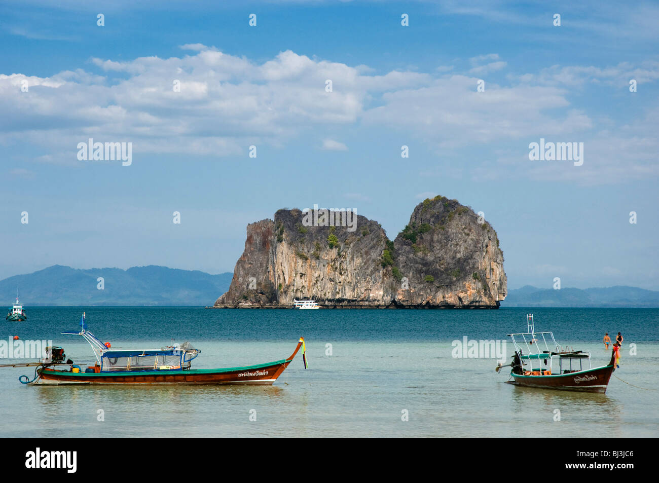 Longtail boat, fishing boat in front of limestone rock formation, Ko Hai or Koh Ngai island, Trang, Thailand, Asia Stock Photo