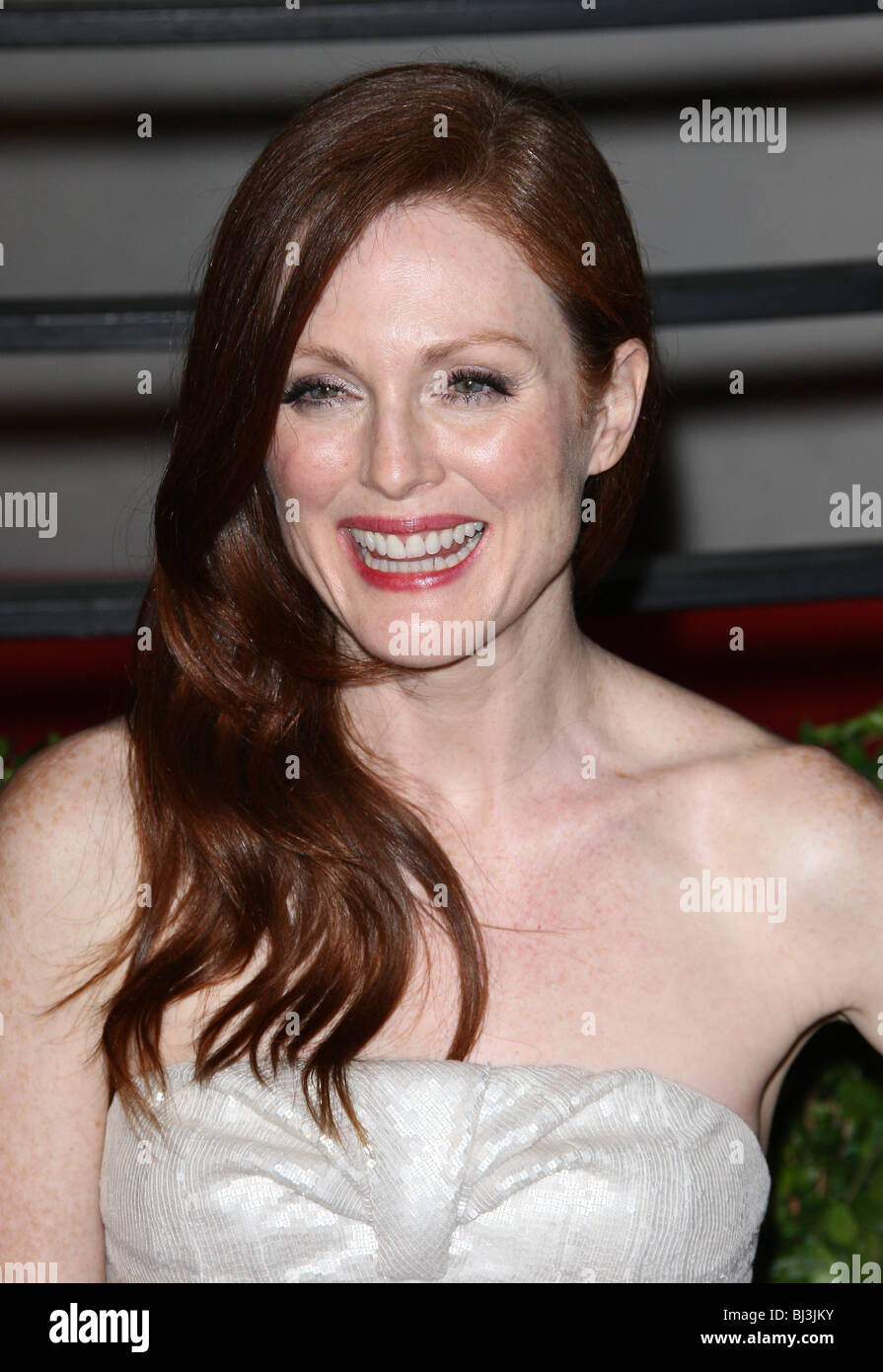 JULIANNE MOORE VANITY FAIR OSCAR PARTY 2010 LOS ANGELES CA USA 07 March