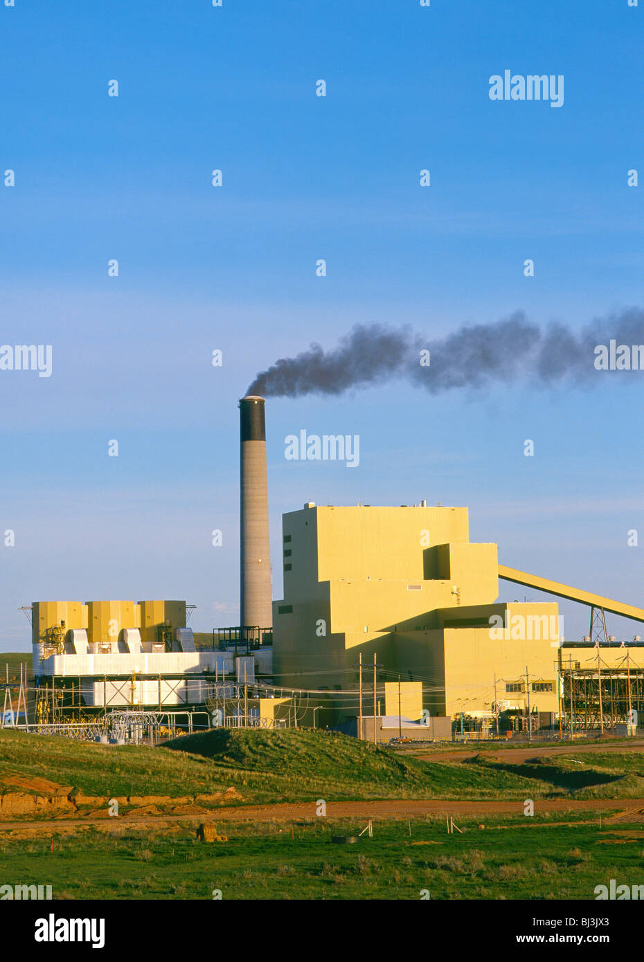 Wyodak Power Plant, a coal fired facility producing electricity for a five state area near Gillette, Wyoming, USA Stock Photo