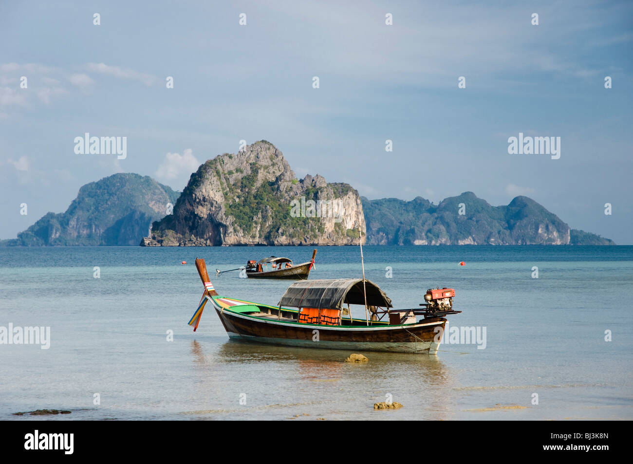 Longtail boat, fishing boat in front of limestone rock formation, Ko Hai or Koh Ngai island, Trang, Thailand, Asia Stock Photo
