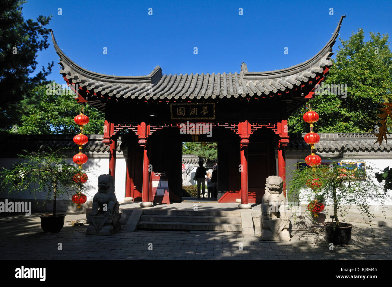 Traditional gate at Chinese Garden, Jardin Botanique de Montreal, Botanical Garden of Montreal, Quebec, Canada, North America Stock Photo