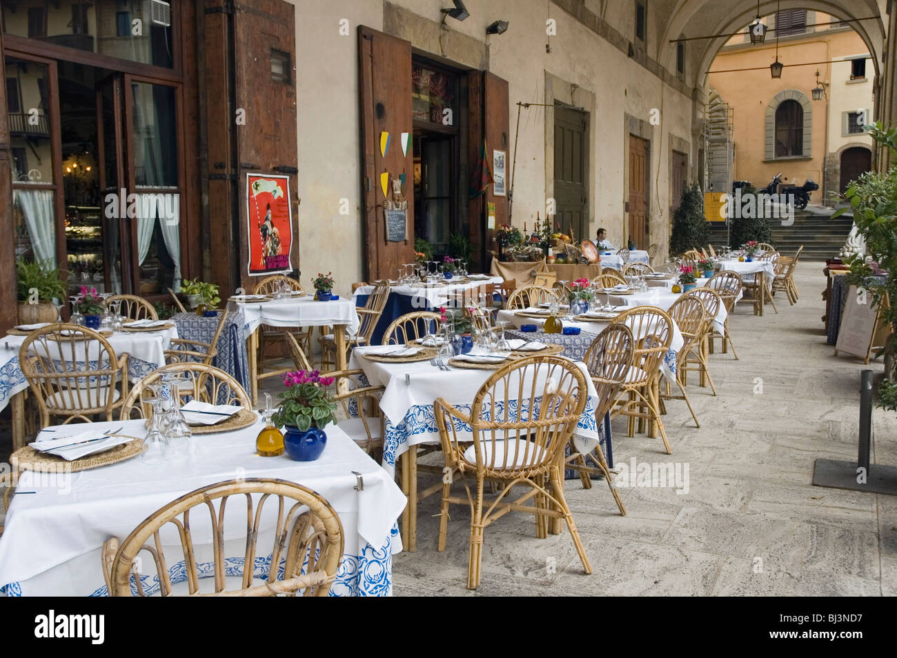 Set tables restaurant Trattoria La Cancia d Oro Piazza Grande