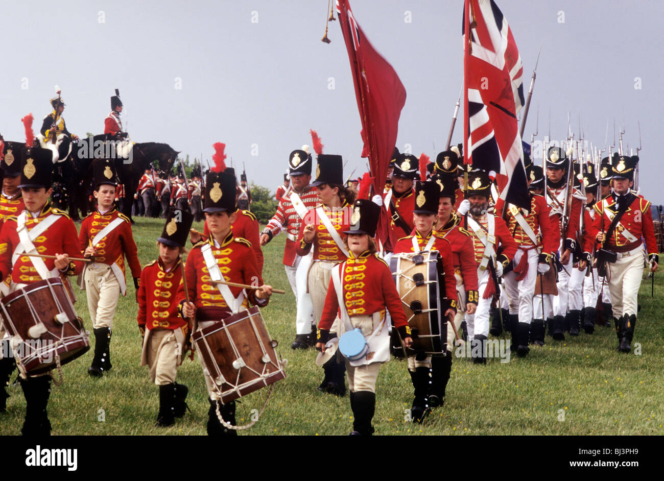 British Redcoats, 1815, marching soldier soldiers uniform uniforms military history historical re-enactment costume costumes Stock Photo