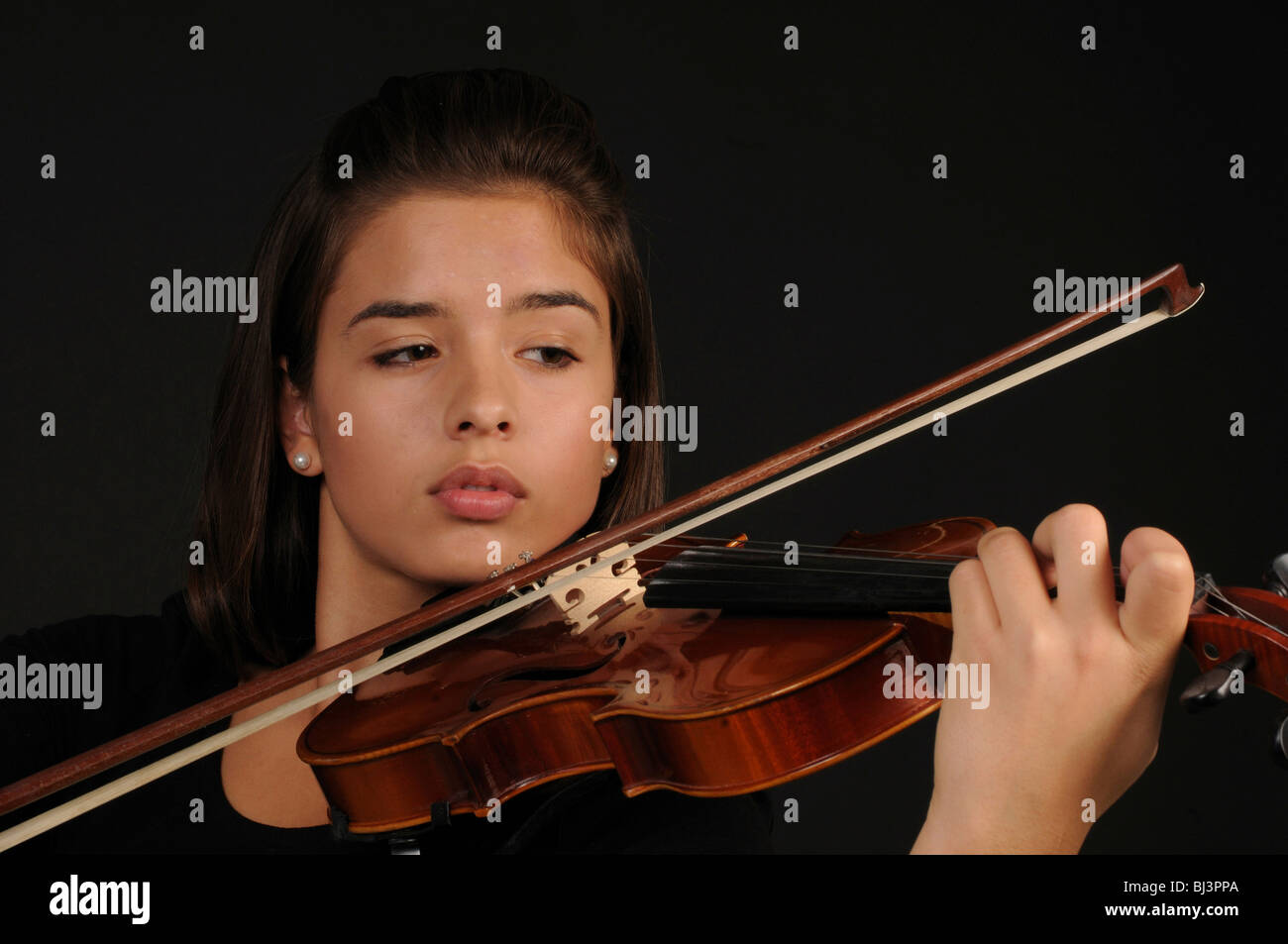 Young woman playing violin Stock Photo - Alamy