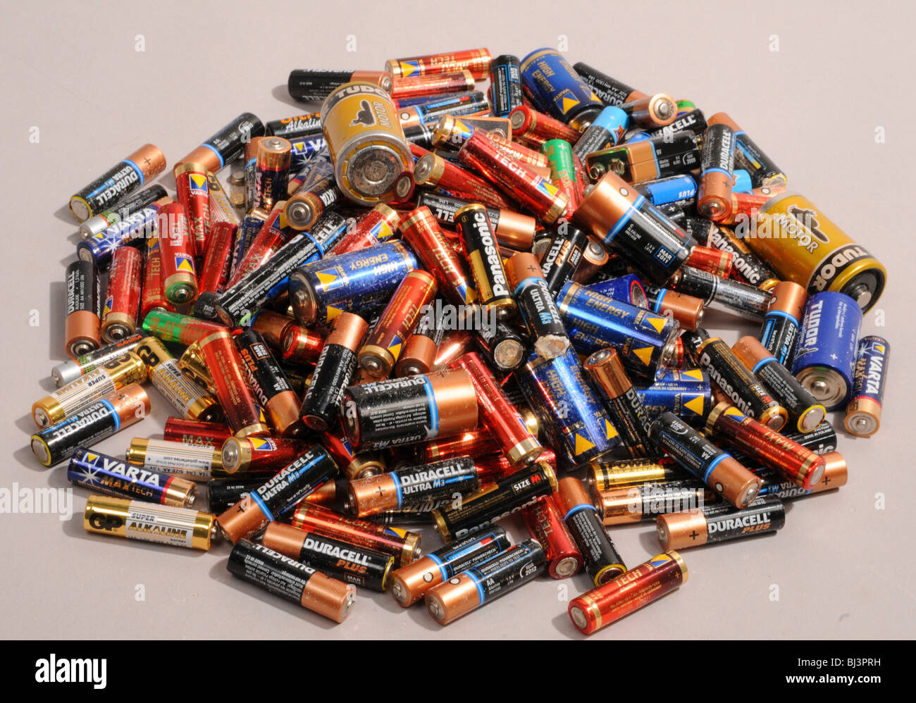 mechanisch concept Erfenis Old batteries, recycling Stock Photo - Alamy