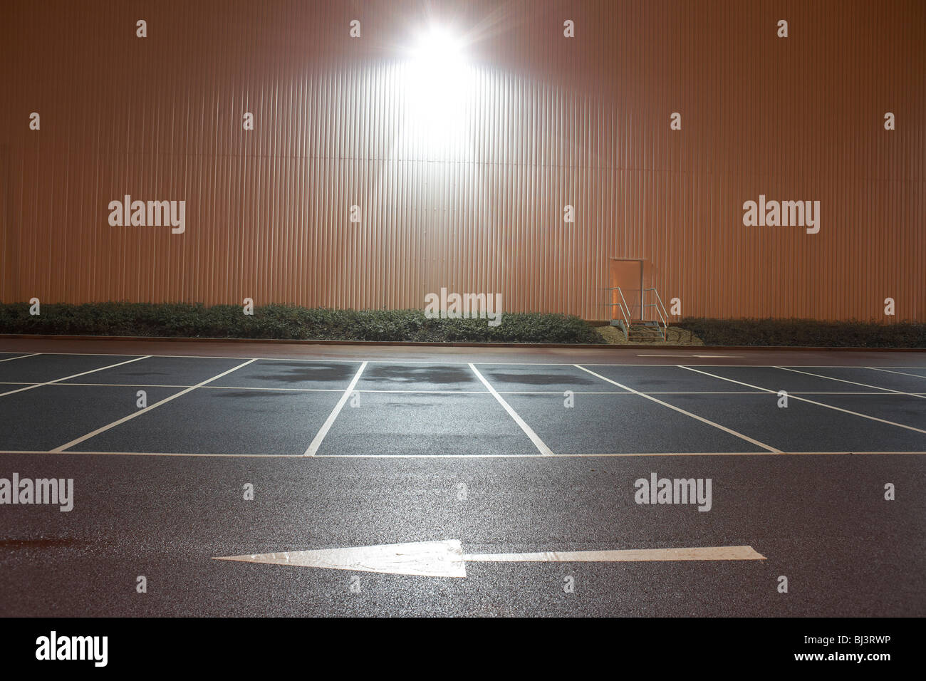 Empty parking bay markings and a stencilled arrow points from right to left at the DIRFT warehouse logistics park. Stock Photo