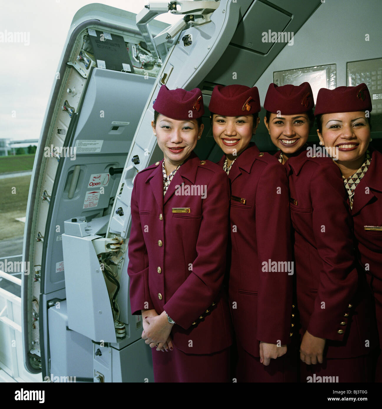 Sloppy I eat breakfast moat Four female cabin crew members wear the uniforms of Qatar Airways stand in  the open doorway of an Airbus A319CJ Business jet Stock Photo - Alamy