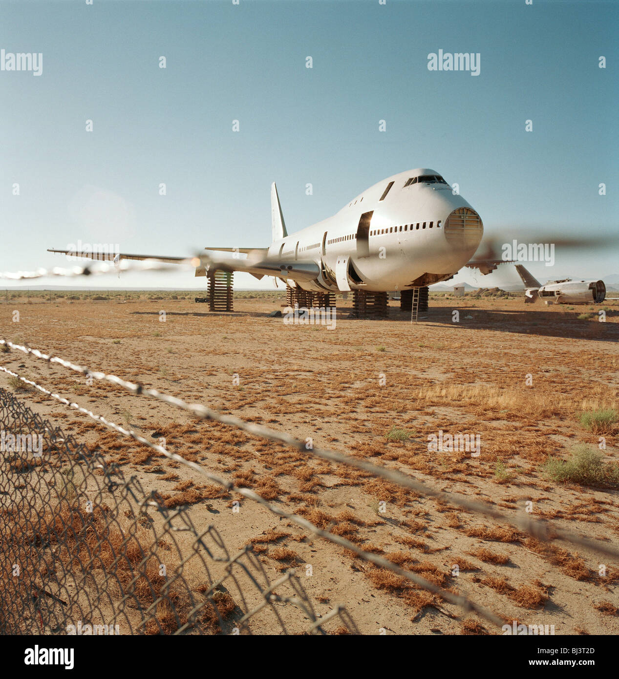 In mid-day heat of the arid Sonoran desert sits the remains of a Boeing 747 airliner at the storage facility at Mojave Stock Photo