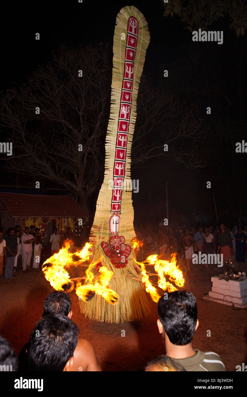 India, Kerala, Cannanore (Kannur), Theyyam, ancient ritual Agni-Ghandakaran dancing in trance surrounded by flaming torches Stock Photo