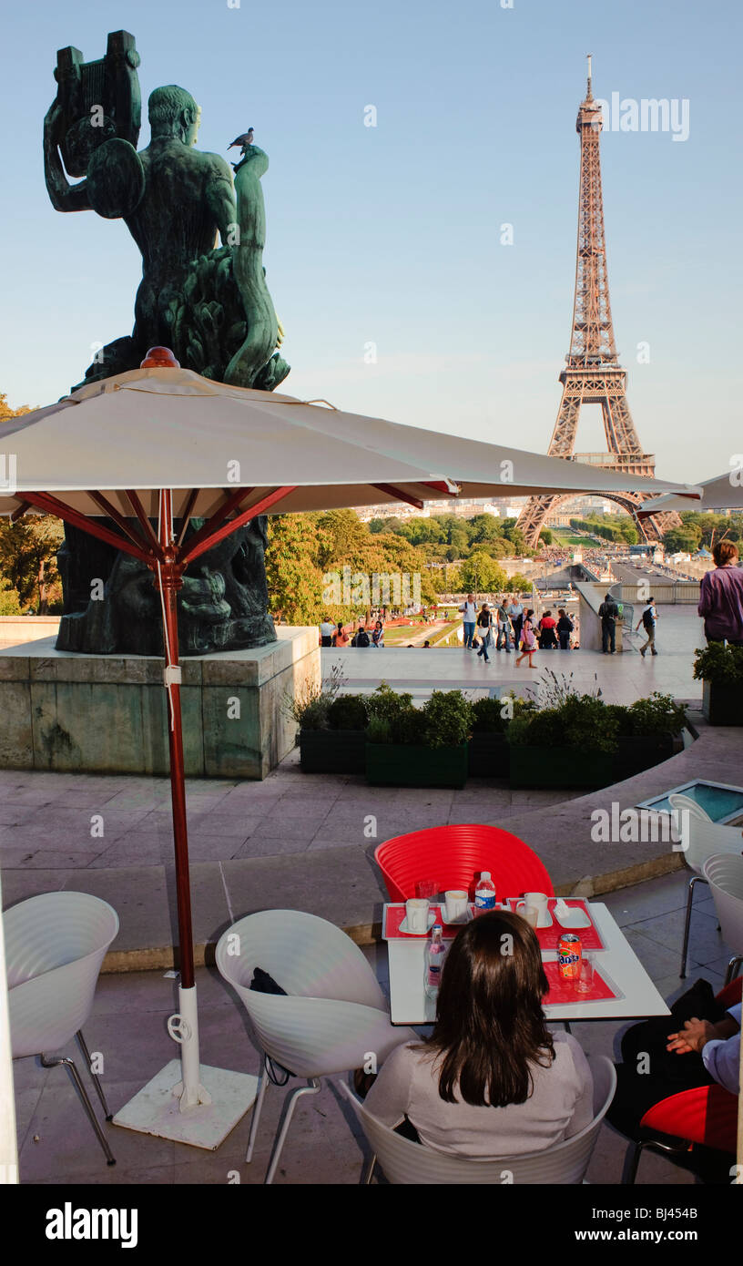 Paris, France, Couple sitting in French Cafe Bistro Restaurant, Sidewalk terrace in Trocadero, With View of Eiffel Tower terrasse, sculpture behind Stock Photo