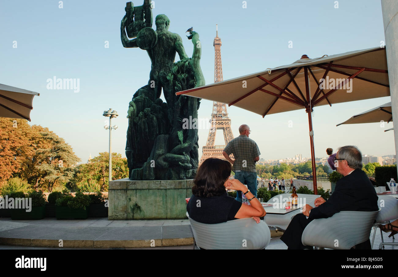 Paris, France, Couple in French Cafe Bistro Restaurant, Sidewalk terrace With View of Eiffel Tower and Statue, WOMAN DRINKING OUTSIDE AT PUB terrasse, restaurant view scenic people back Stock Photo