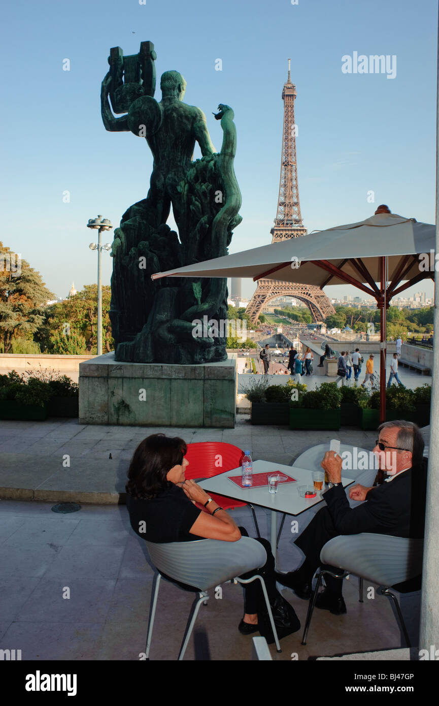 Paris, Cafe France, Couple in French Bistro Restaurant, Sidewalk terrace in Trocadero, With View of Eiffel Tower, WOMAN DRINKING OUTSIDE AT PUB, holiday terrasse Stock Photo