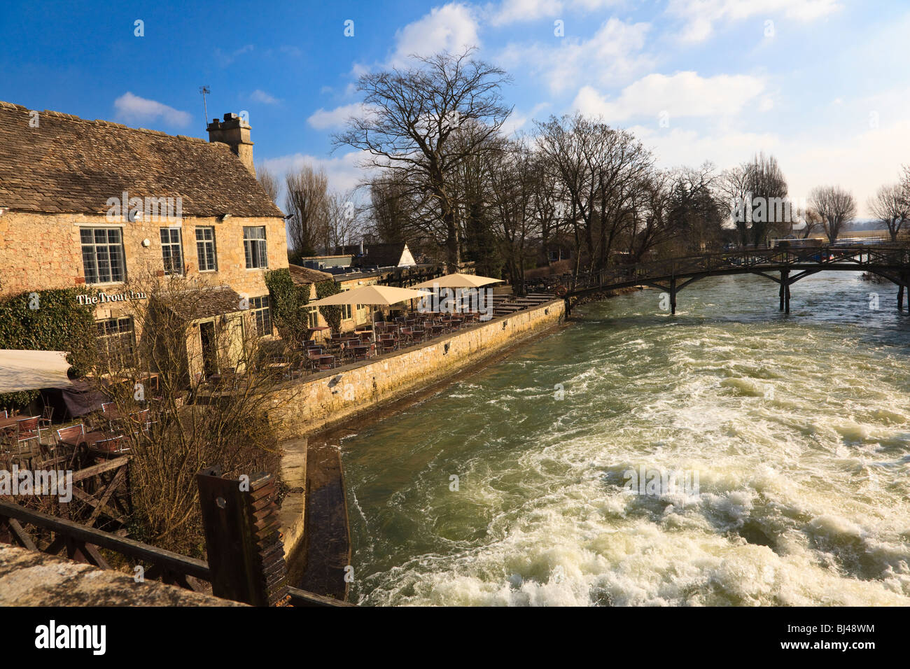 The Trout Inn on the River Thames at Wolvercote, with Turbulent water flowing through the weir, Oxford, Oxfordshire Stock Photo