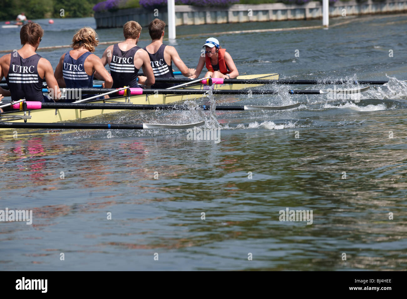 Boat crew rowing at the Henley Regatta Stock Photo Alamy