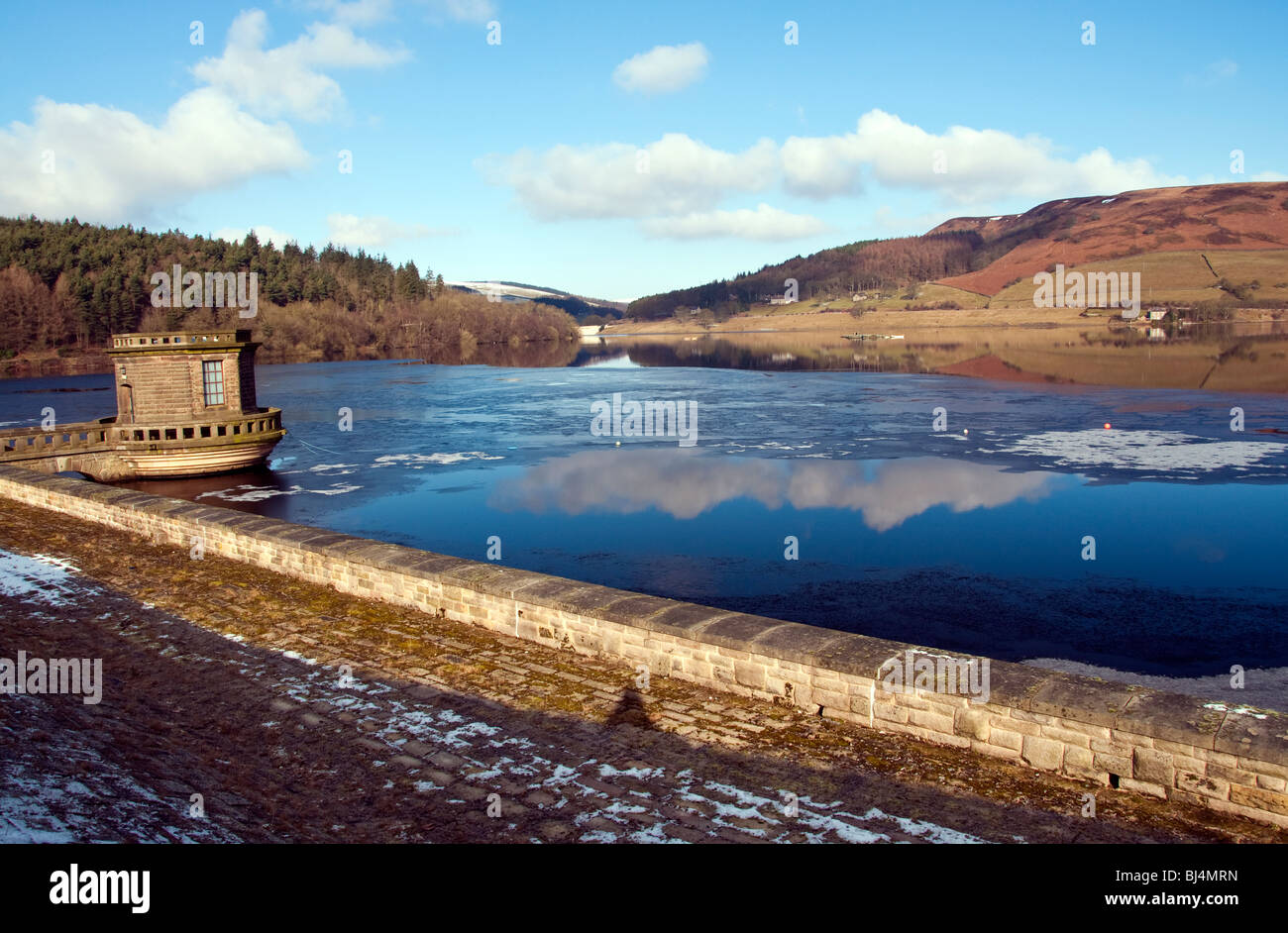 Ladybower Reservoir covered in ice and the Dam Wall, Peak District National Park Stock Photo