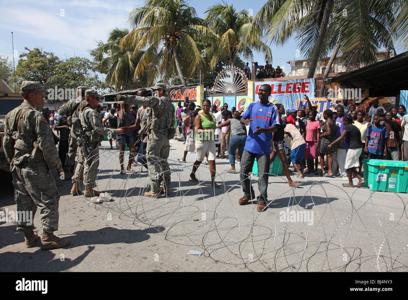 Slodiers of the 82nd Airborne, US Army distribute aid in Port au Prince, Haiti Stock Photo