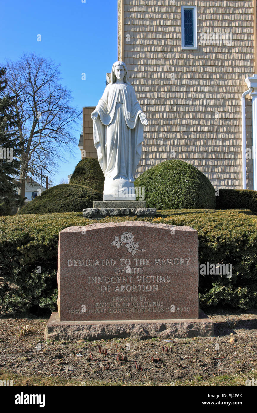Memorial monument in front of church, Long Island, NY Stock Photo