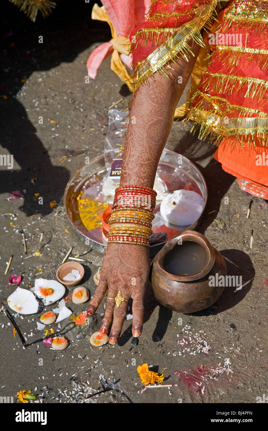 Indian bride making a ritual offering to the Ganges river (puja). Allahabad. India Stock Photo