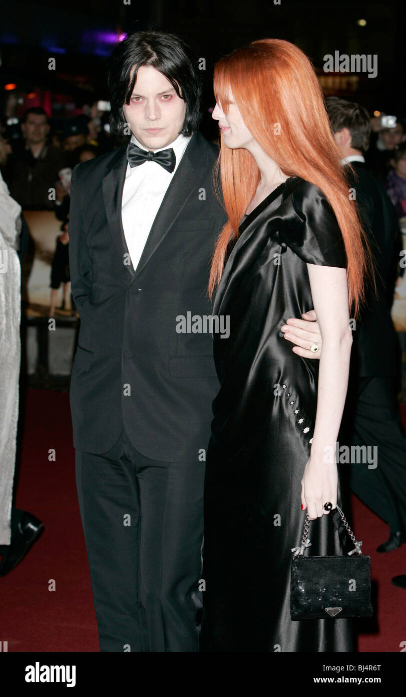 JACK WHITE & KAREN ELSON QUANTUM OF SOLACE FILM PREMIERE ODEON AND EMPIRE CINEMAS WEST END LEICESTER SQUARE LONDON  ENGLAND Stock Photo
