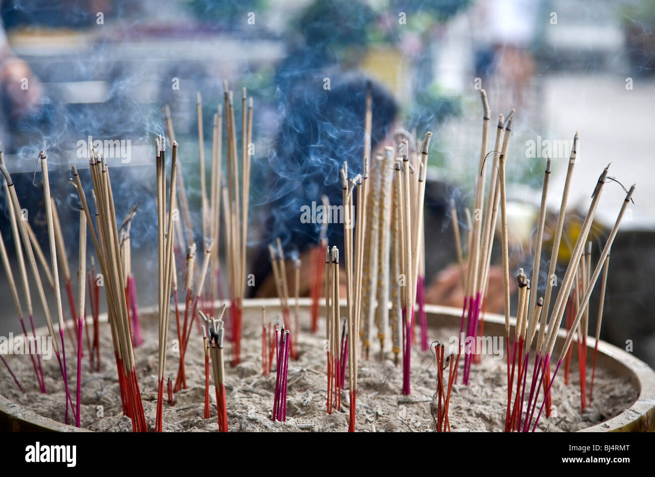 Incense burning bangkok shrine hi-res stock photography and images - Alamy