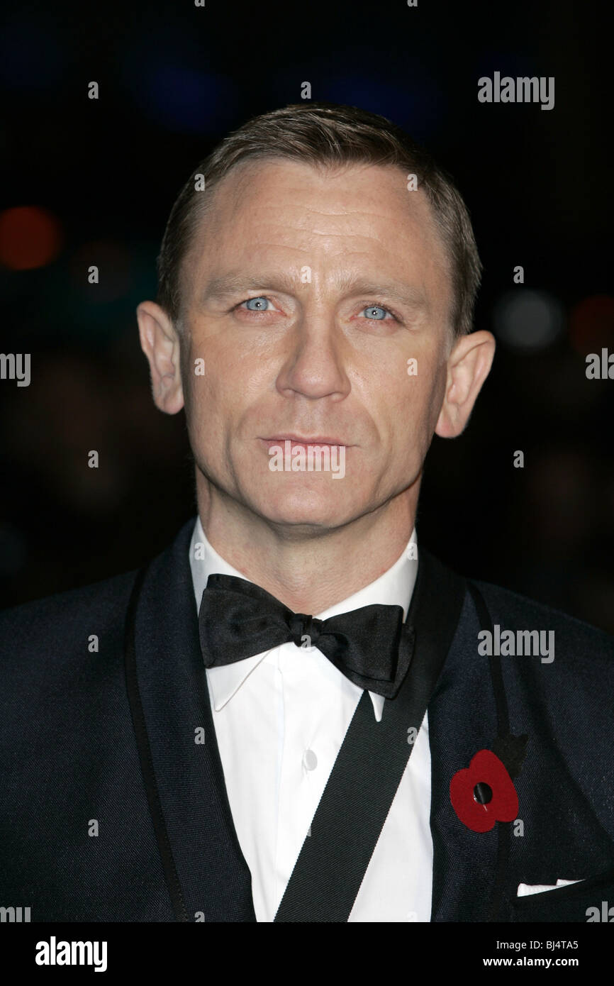 DANIEL CRAIG QUANTUM OF SOLACE FILM PREMIERE ODEON AND EMPIRE CINEMAS WEST END LEICESTER SQUARE LONDON  ENGLAND 29 October Stock Photo