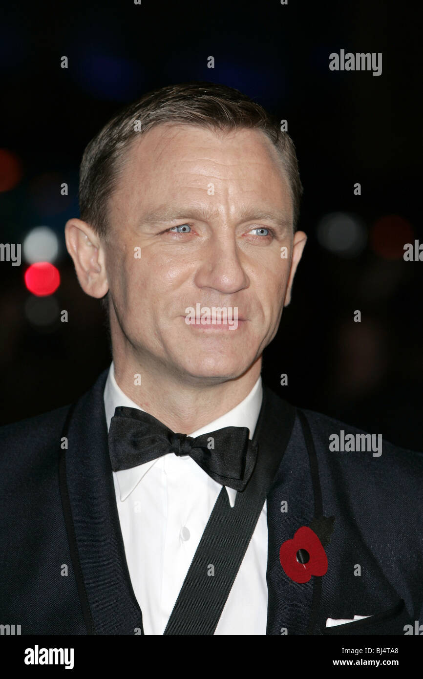 DANIEL CRAIG QUANTUM OF SOLACE FILM PREMIERE ODEON AND EMPIRE CINEMAS WEST END LEICESTER SQUARE LONDON  ENGLAND 29 October Stock Photo