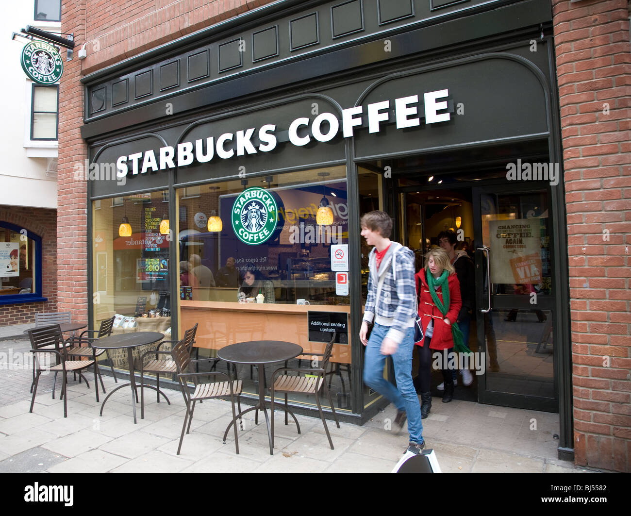 Starbucks coffee shop young people leaving Stock Photo