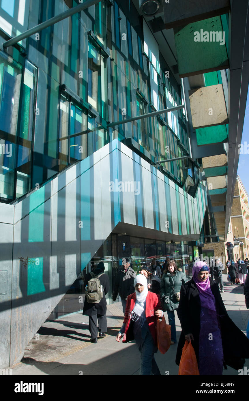 UK MUSLIM AND INDIAN WOMEN AT IDEA STORE WHITECHAPEL MARKET IN EAST LONDON Stock Photo