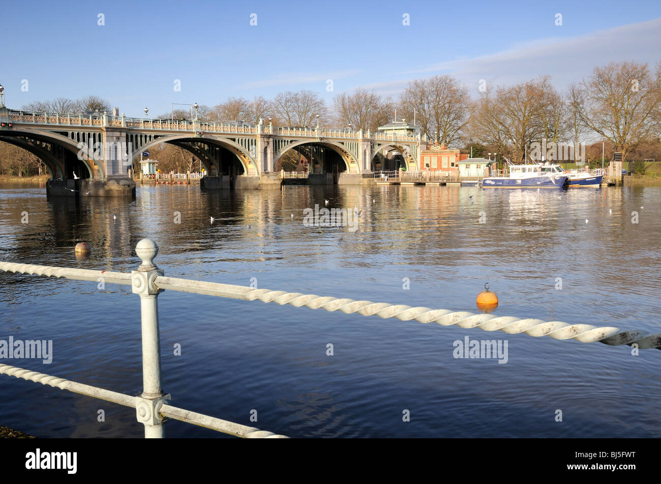 Richmond lock and pedestrian bridge Stock Photo Alamy