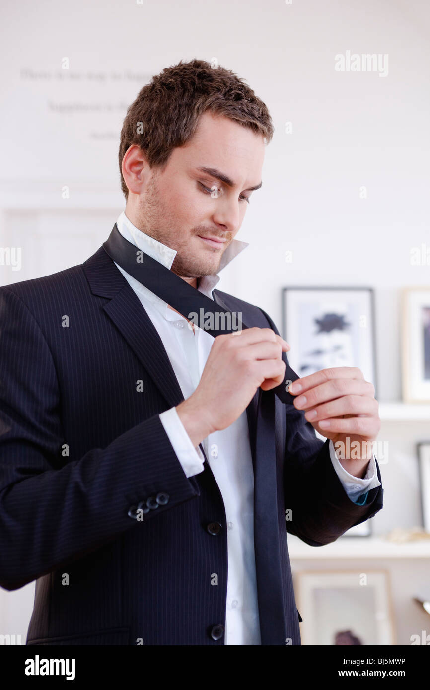 man tying a tie Stock Photo Alamy