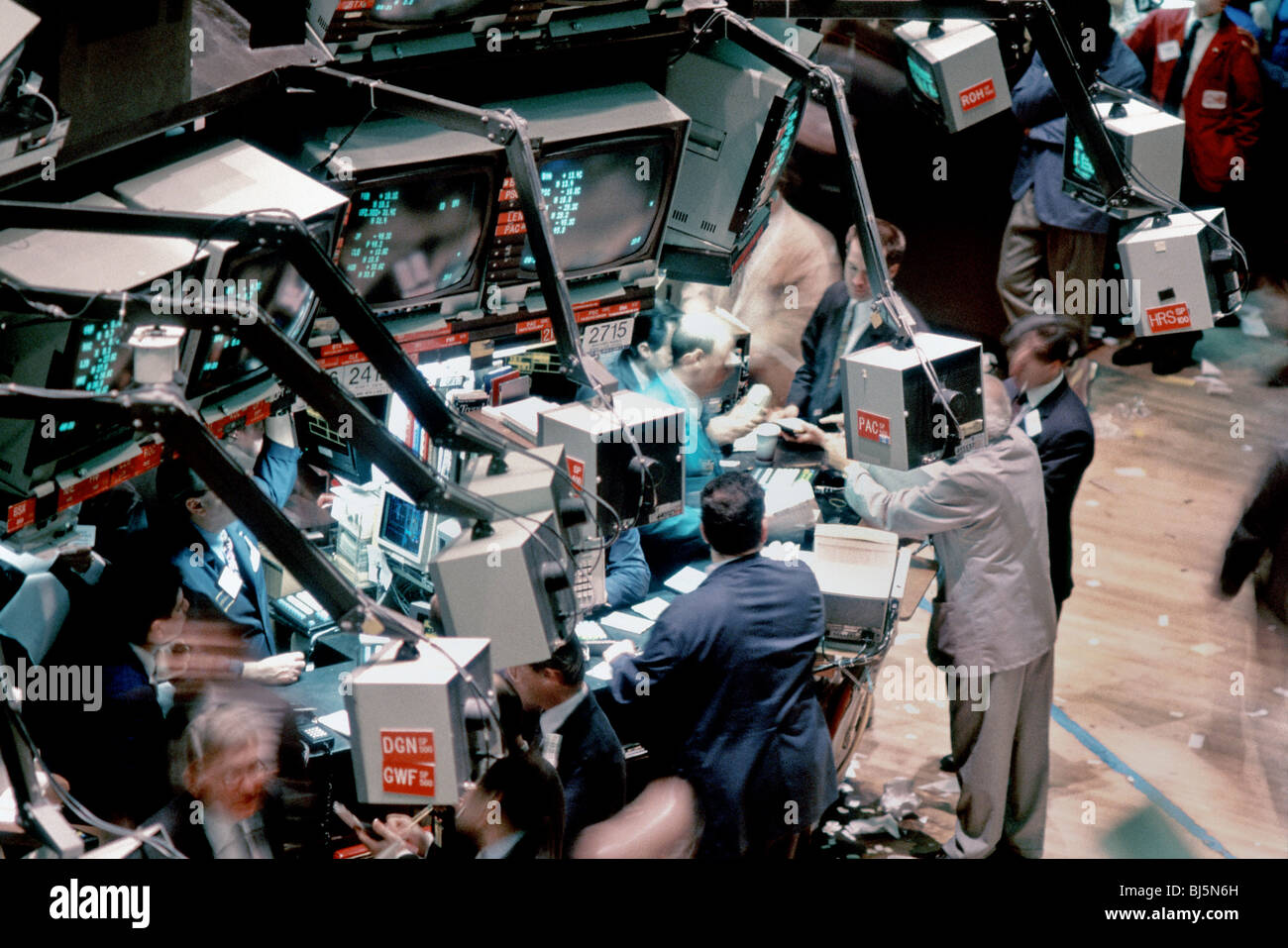 Aerial View, inside Medium Crowd of People, Businessmen Working, New York Stock Exchange, interior Overview Trading Floor, Stock Traders, 1980s business Stock Photo