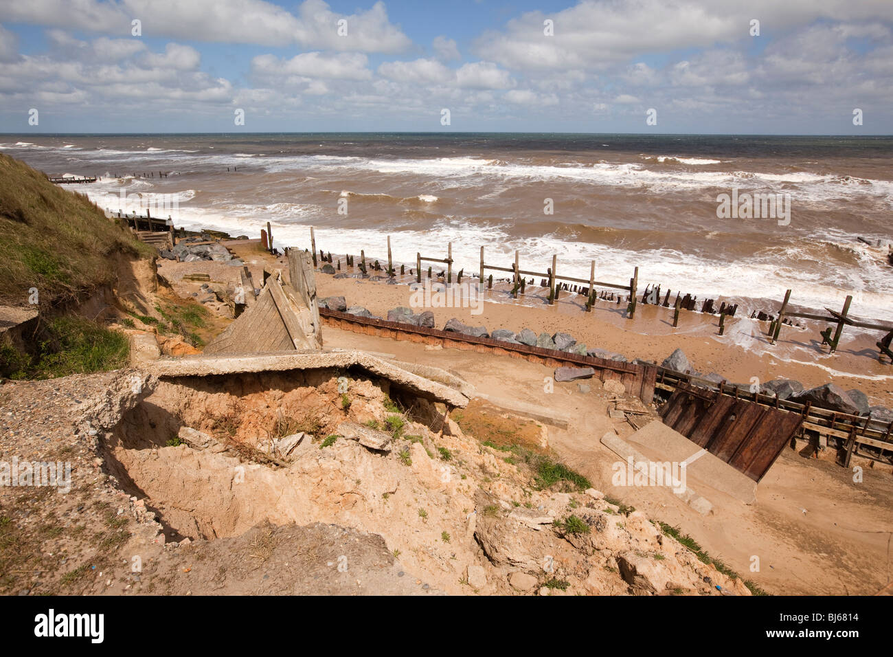 UK, England, Norfolk, Happisburgh, failing coastal erosion defences ...
