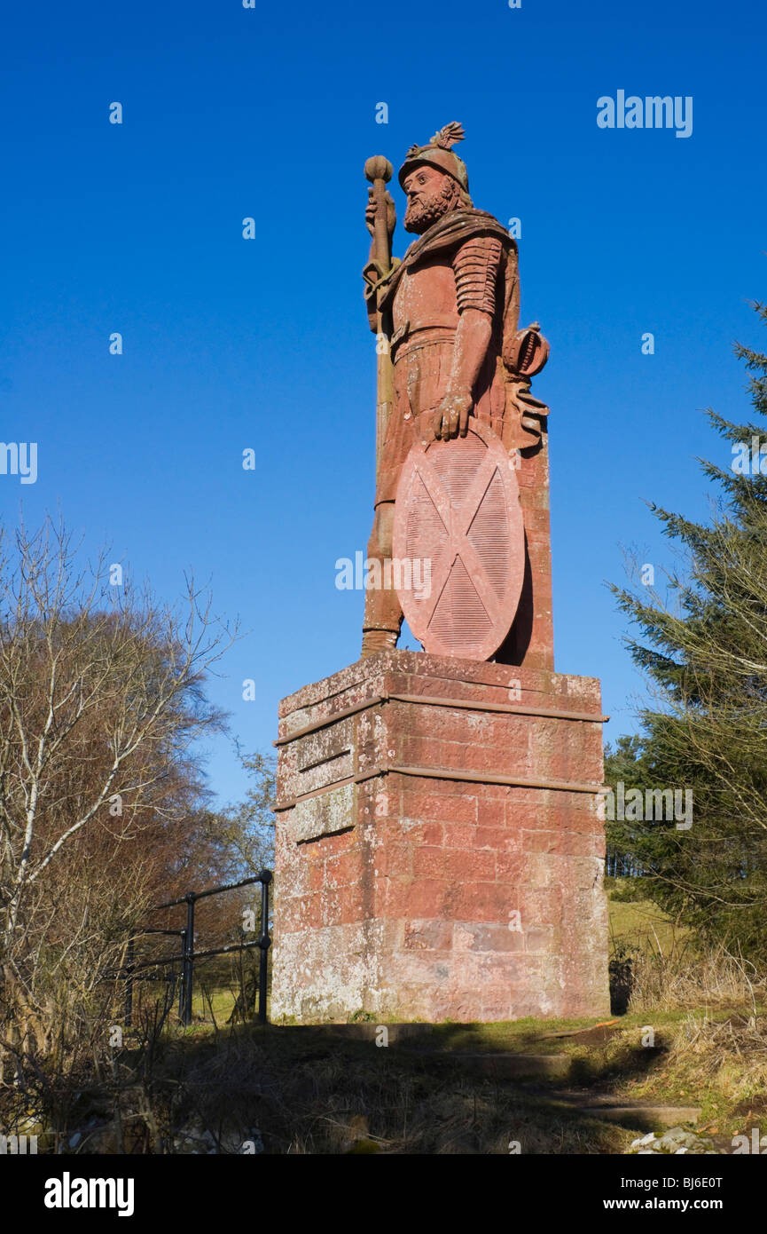 The Wallace Monument or statue at Dryburgh in the Scottish Borders - a dramatic pink sandstone statue of William Wallace Stock Photo