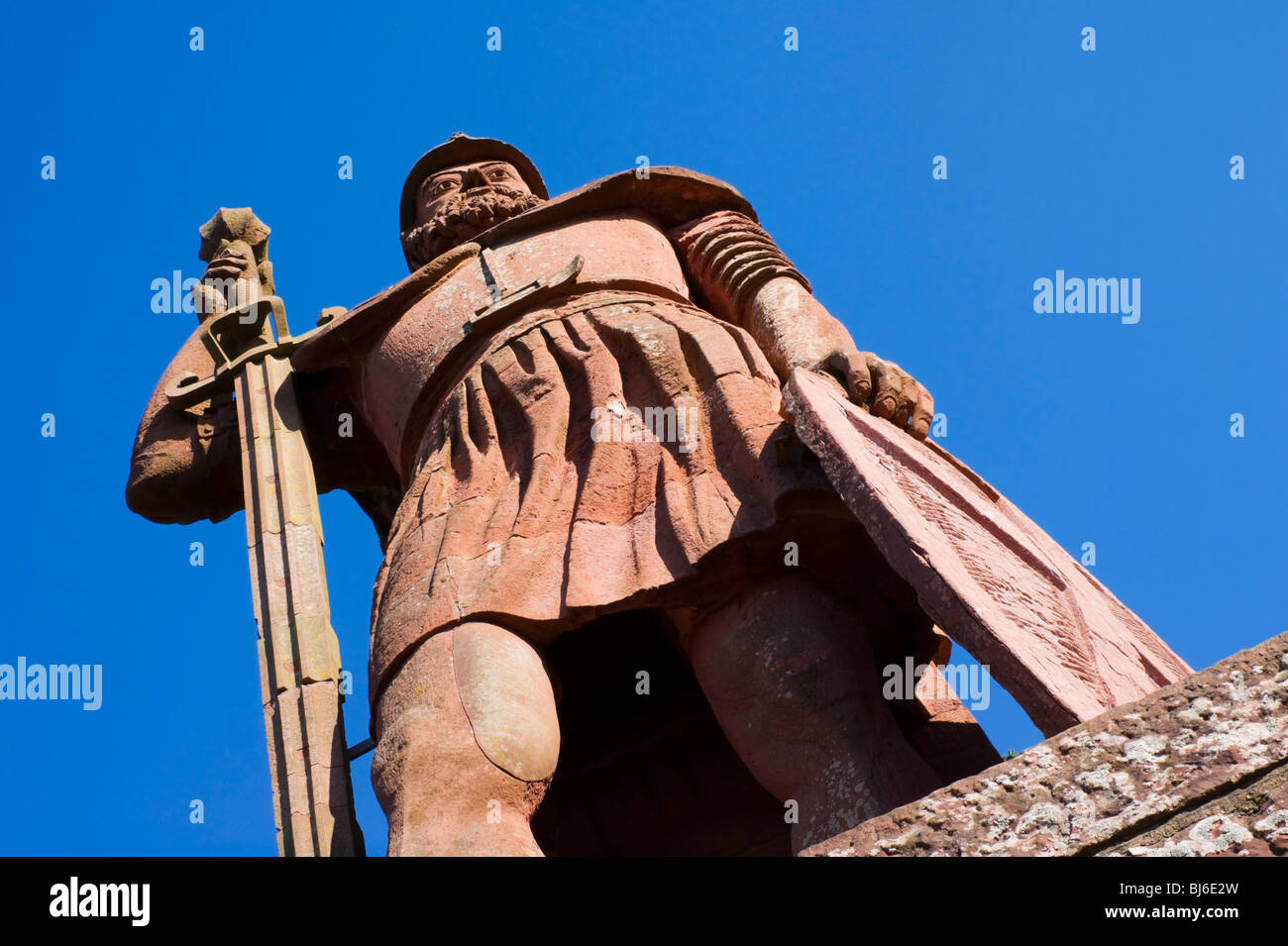 The Wallace Monument or statue at Dryburgh in the Scottish Borders - a dramatic pink sandstone statue of William Wallace Stock Photo