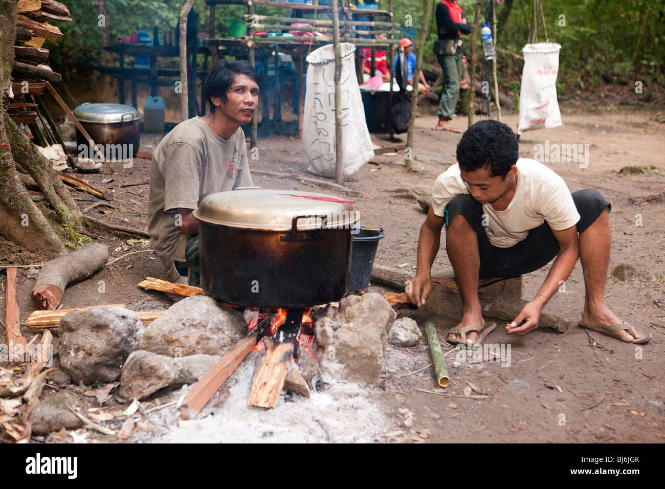 Indonesia, Sulawesi, Operation Wallacea, Lambusango forest reserve La Pago staff boiling drinking water Stock Photo