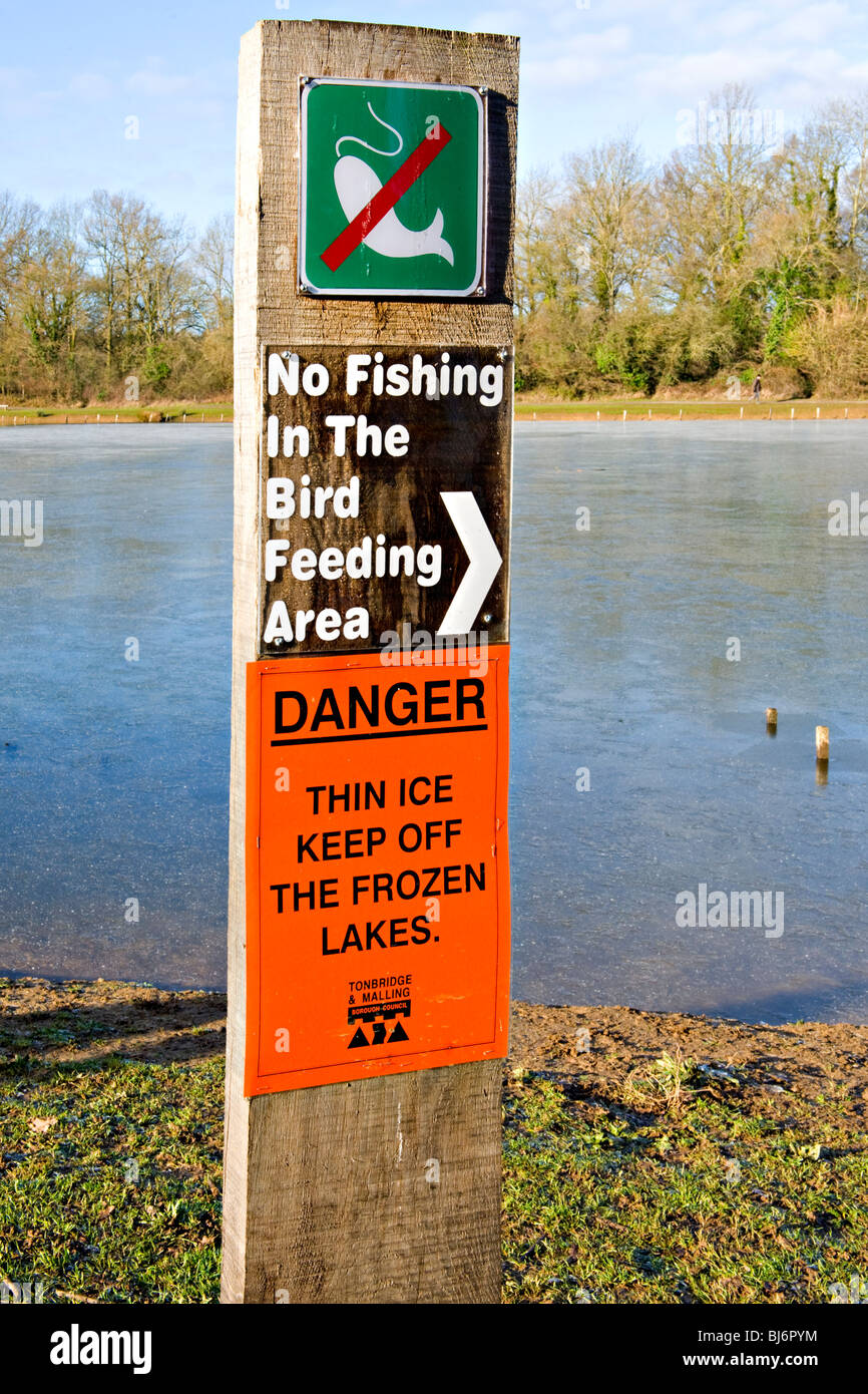 Thin ice warning sign at Barden Lake, Tonbridge, Kent, England Stock Photo