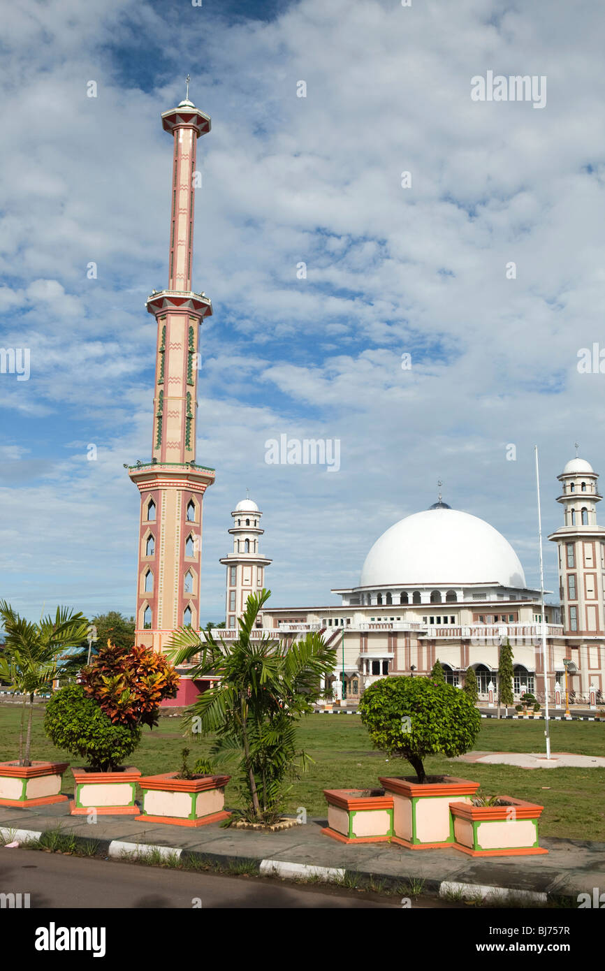Indonesia, Sulawesi, Sengkang, tall minaret of main mosque high above town skyline Stock Photo