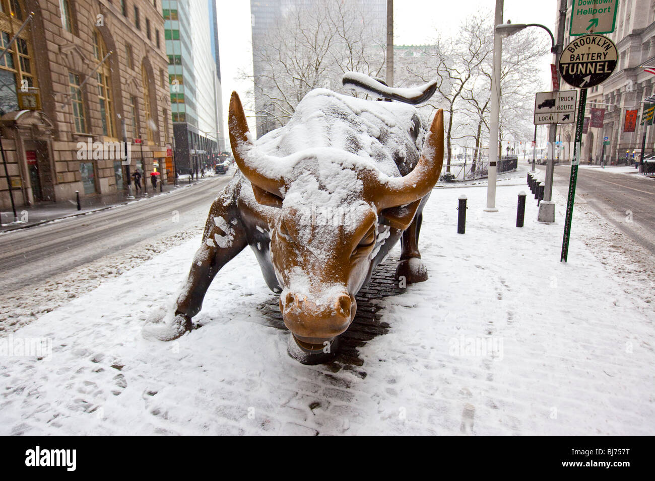 Wall Street Bull in a snow storm in New York City Stock Photo - Alamy