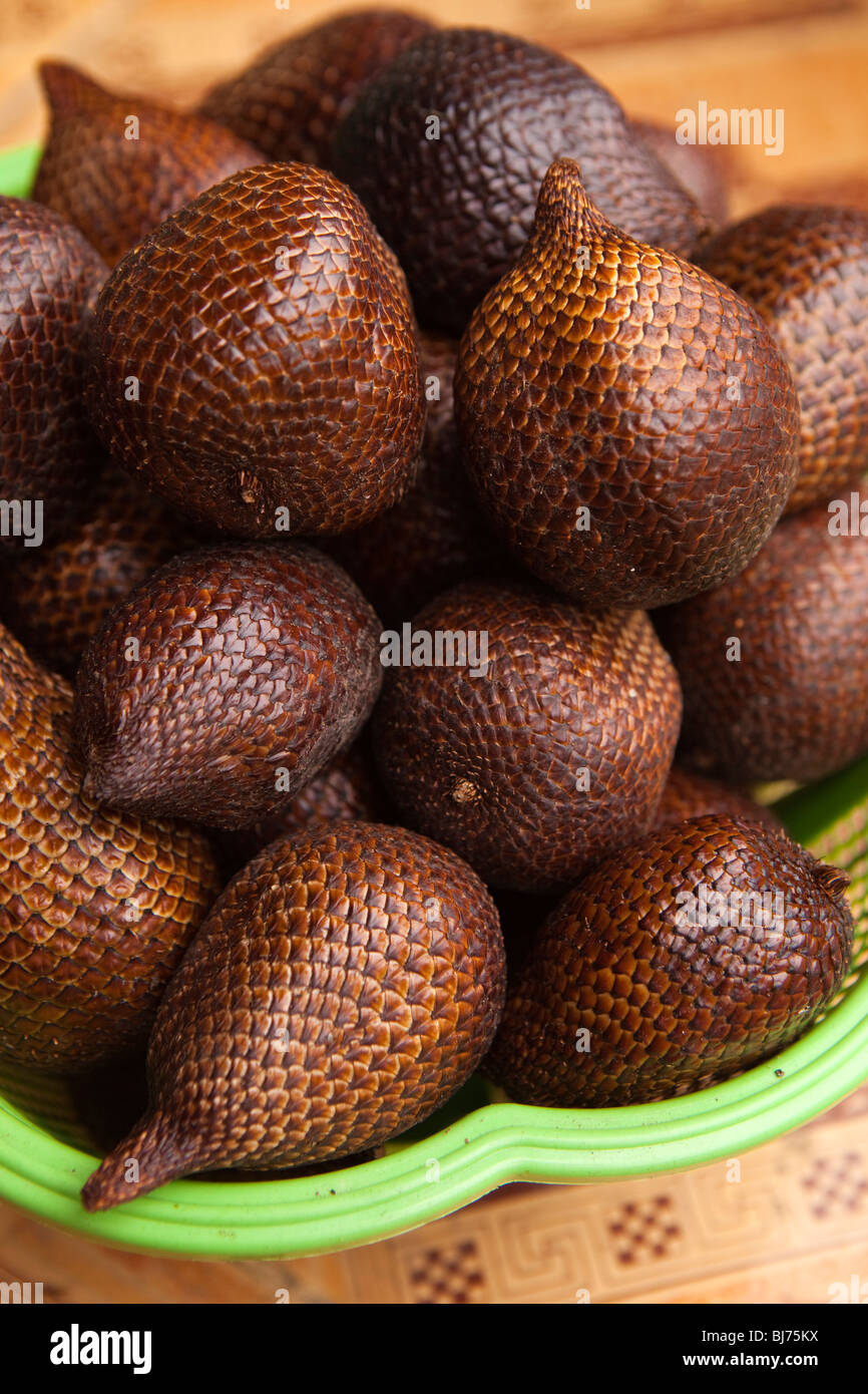 Indonesia, Sulawesi, Tana Toraja, Makale, locally grown salat fruit, with snake-like skin for sale Stock Photo