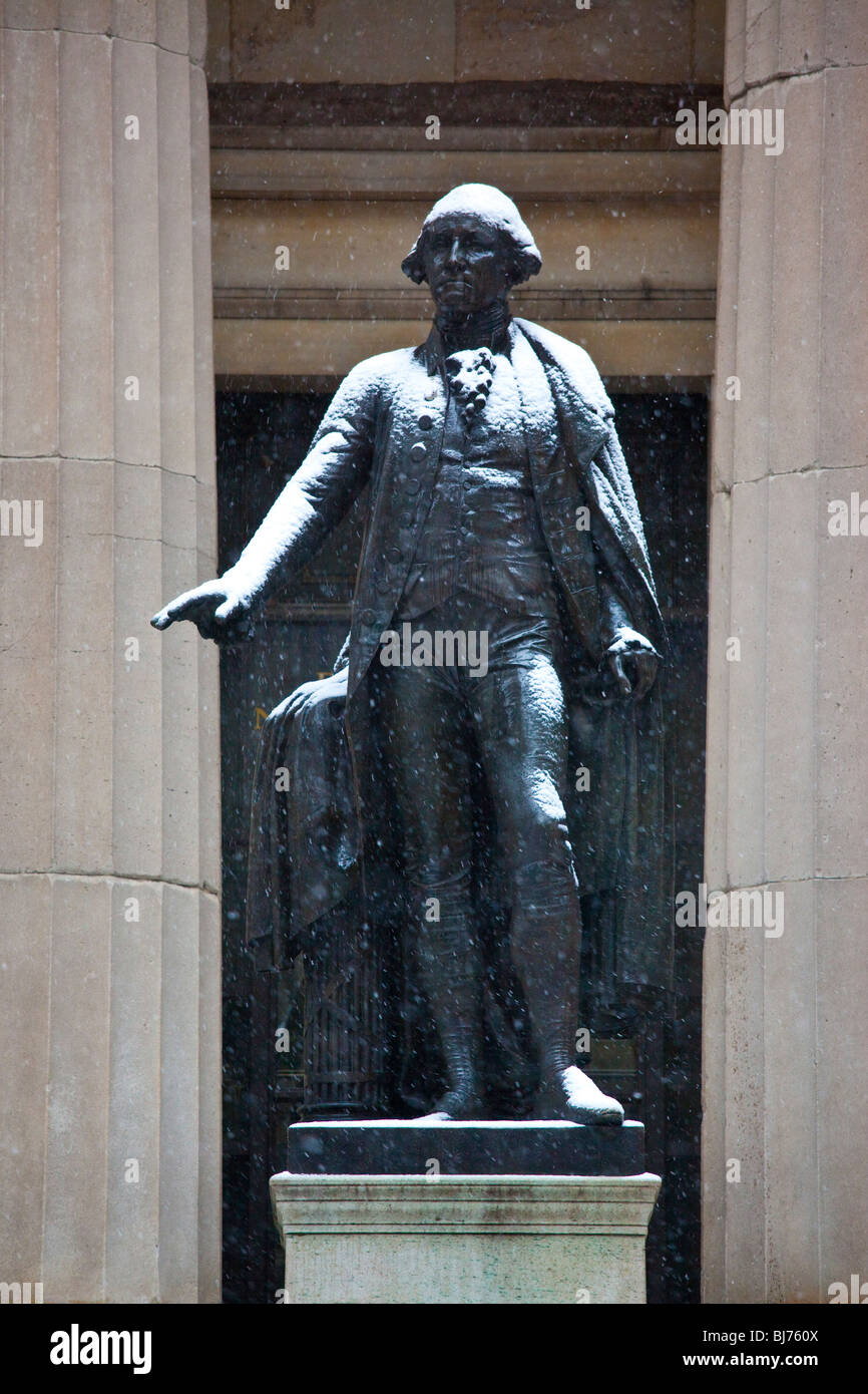 Statue of George Washington in front of Federal Hall on Wall Street ...