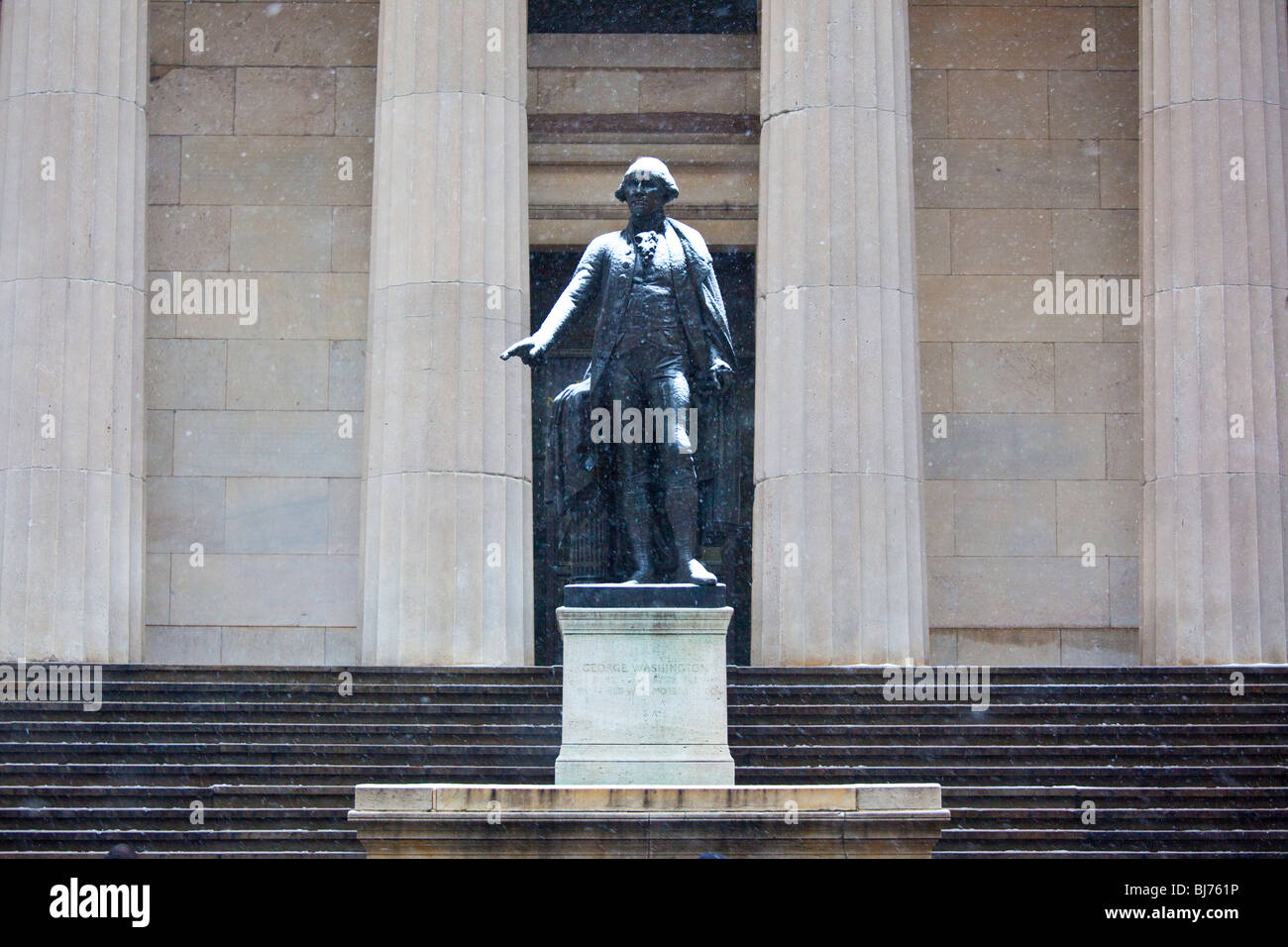 Statue of George Washington in front of Federal Hall on Wall Street ...