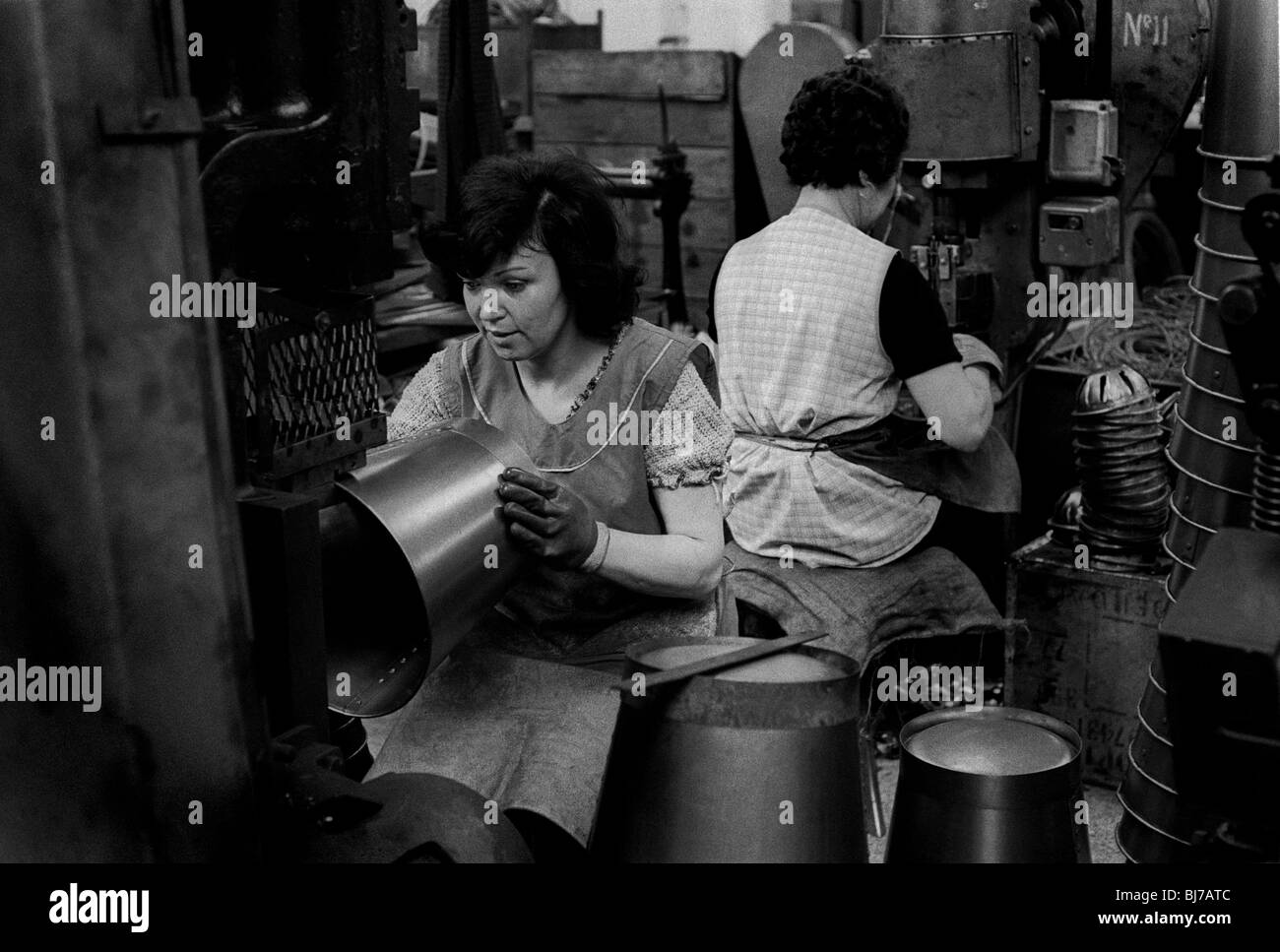 Chainmaking in the Black Country Birmingham in the 1970's Stock Photo