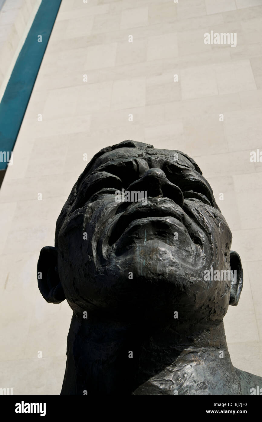 Statue of Nelson Mandela on London's South Bank Stock Photo Alamy