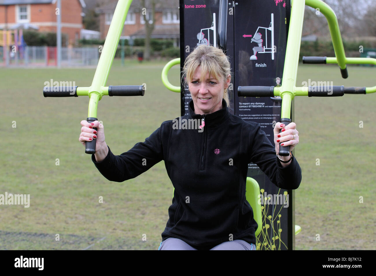 Chest press hi-res stock photography and images - Page 3 - Alamy