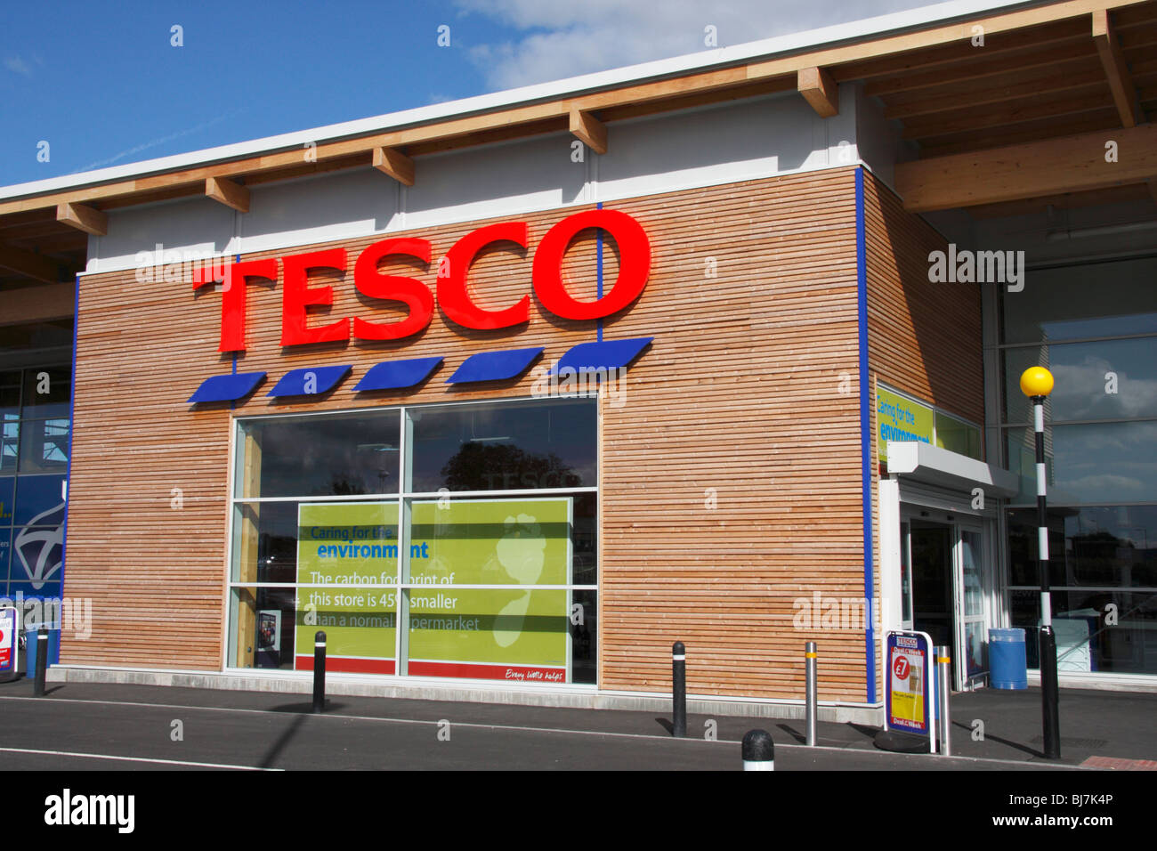 Tesco store in Dumfries, Scotland, with a carbon footprint that is 45 percent smaller than an ordinary supermarket. Stock Photo
