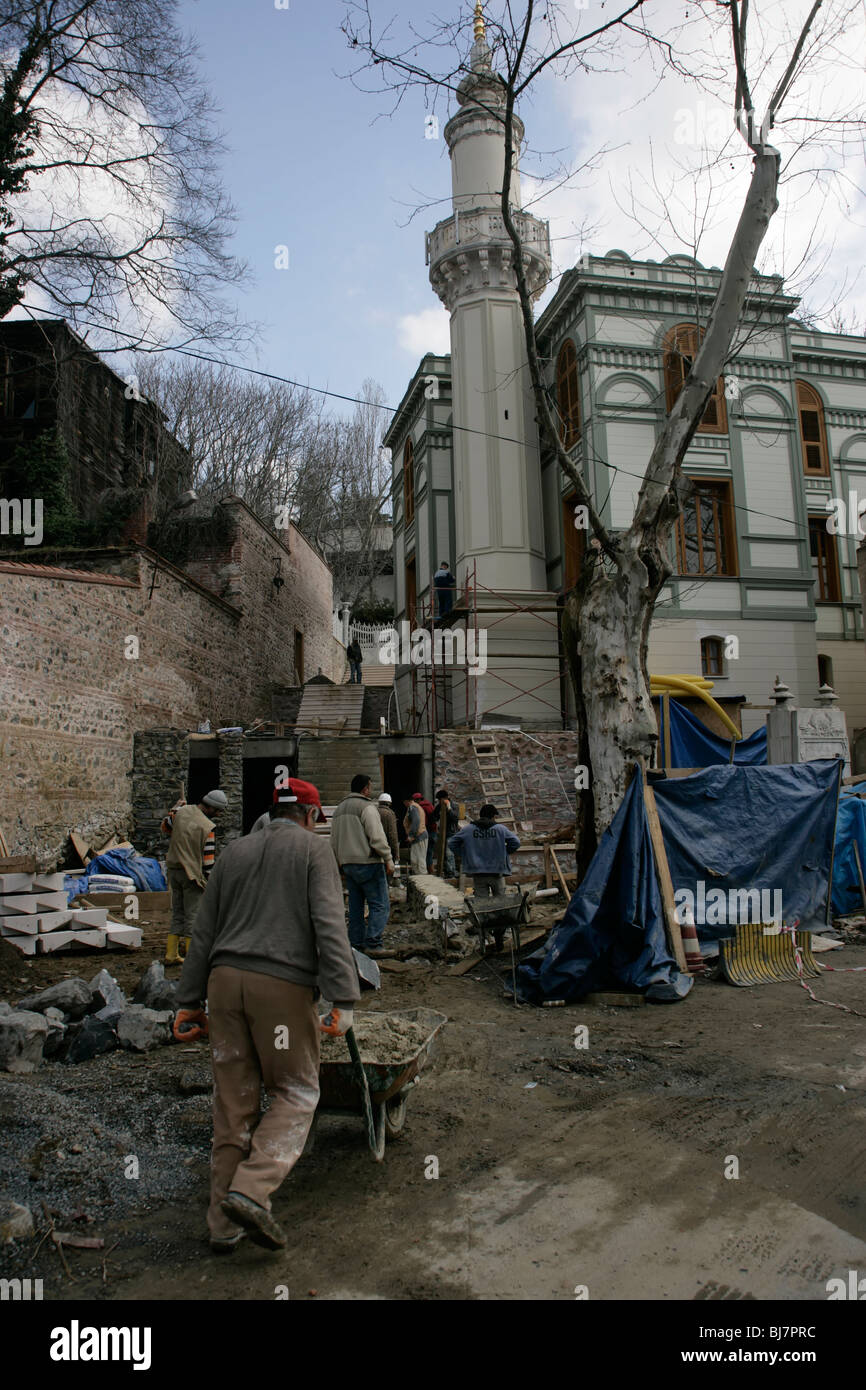 Workmen working on the restoration of the Seyh Zafir Mosque in Besiktas, Istanbul, Turkey Stock Photo