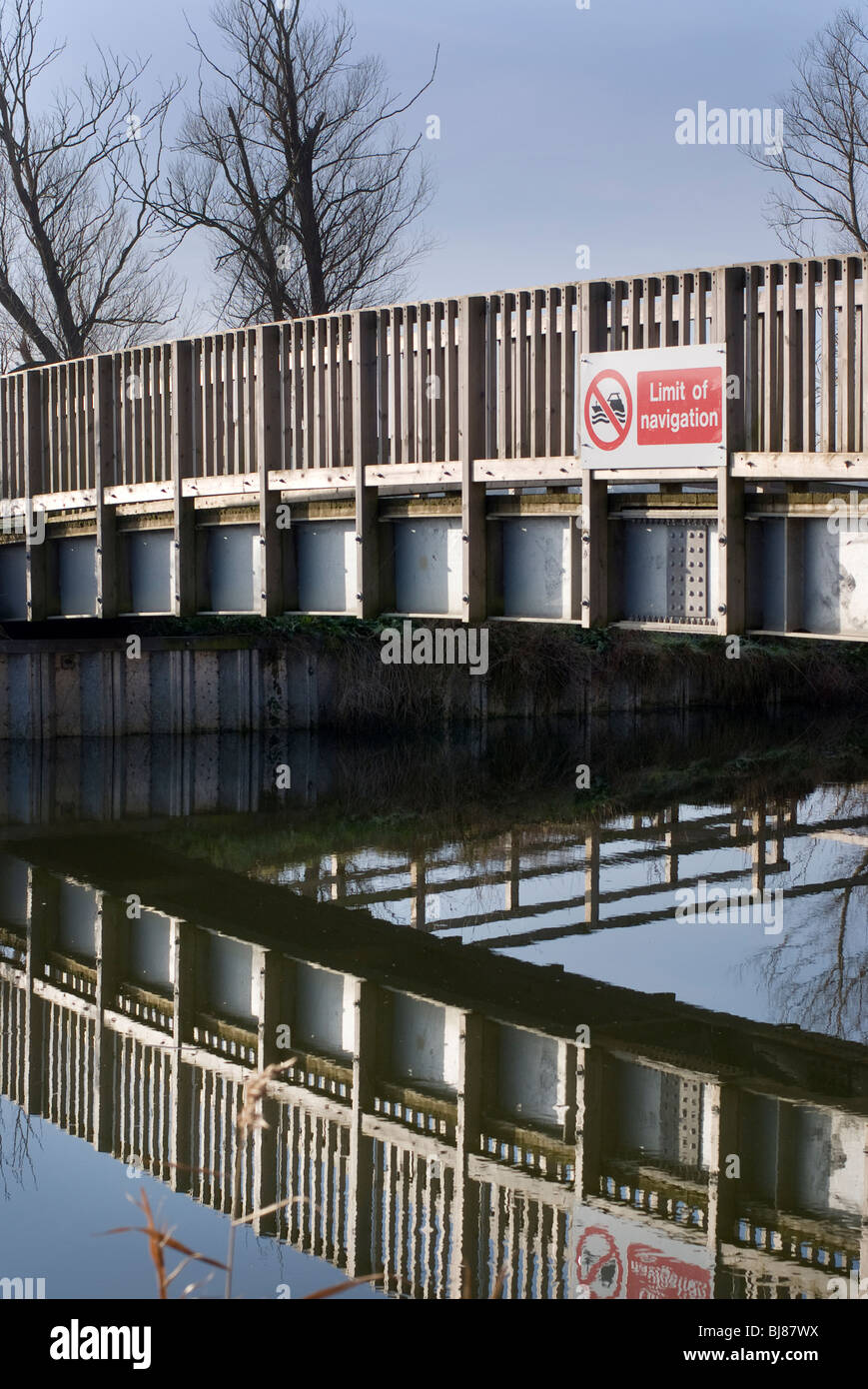 footbridge over river waveney at geldeston locks norfolk/suffolk border Stock Photo Alamy