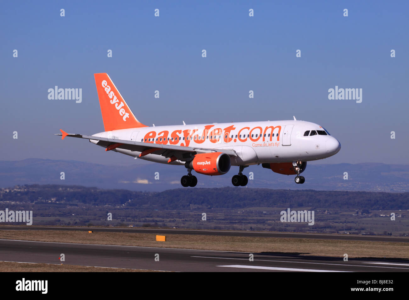 Easyjet Airbus A319 aircraft plane landing airline Stock Photo